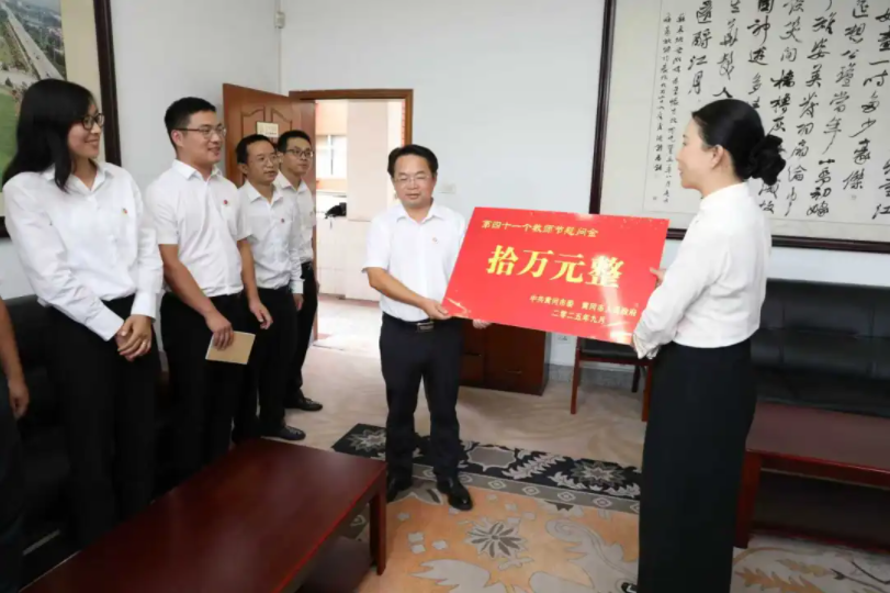 市委副書(shū)記、市長(zhǎng)劉潔到黃岡中學(xué)開(kāi)展教師節(jié)走訪(fǎng)慰問(wèn)活動(dòng)